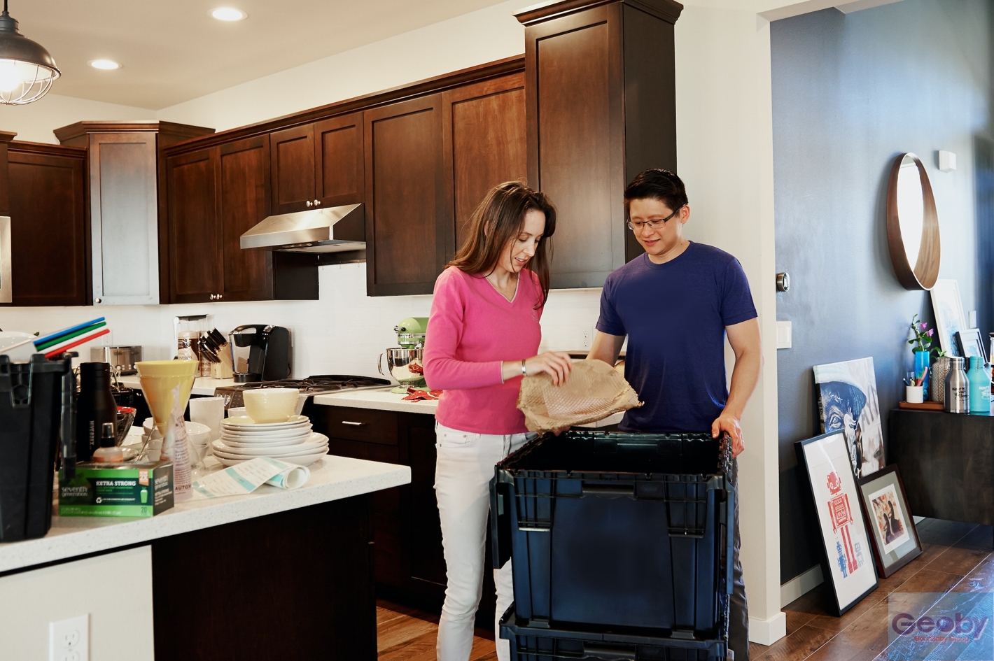 Из этой статьи вы узнаете, как правильно упаковать мебель и другие вещи перед переездом, чтобы сделать его менее хлопотным.